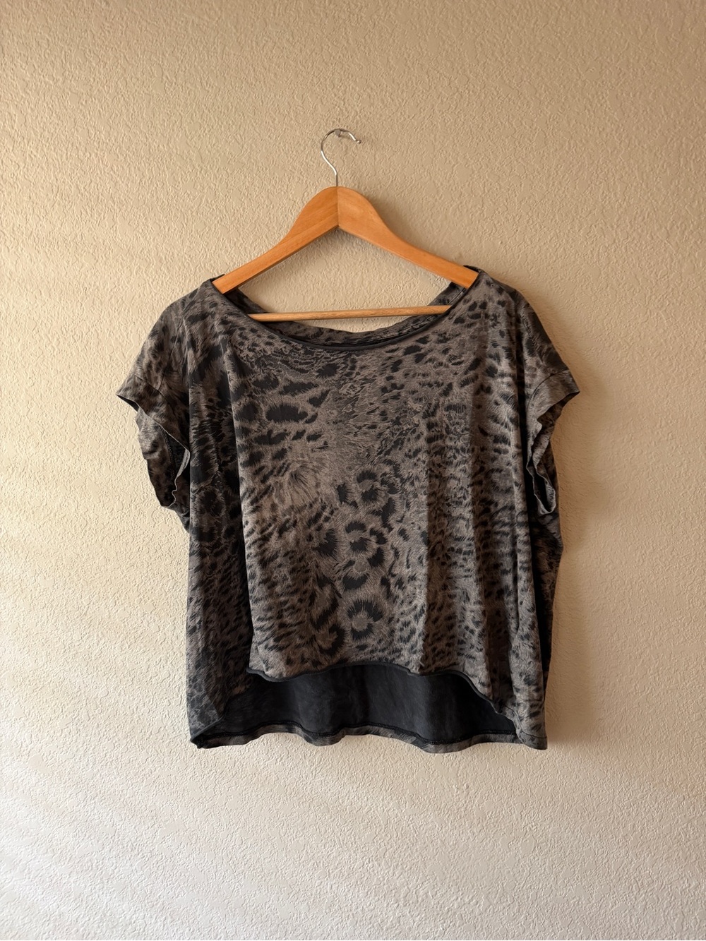 Allsaints Women's Gray Tiger Print Short Sleeve Cropped Tee Medium